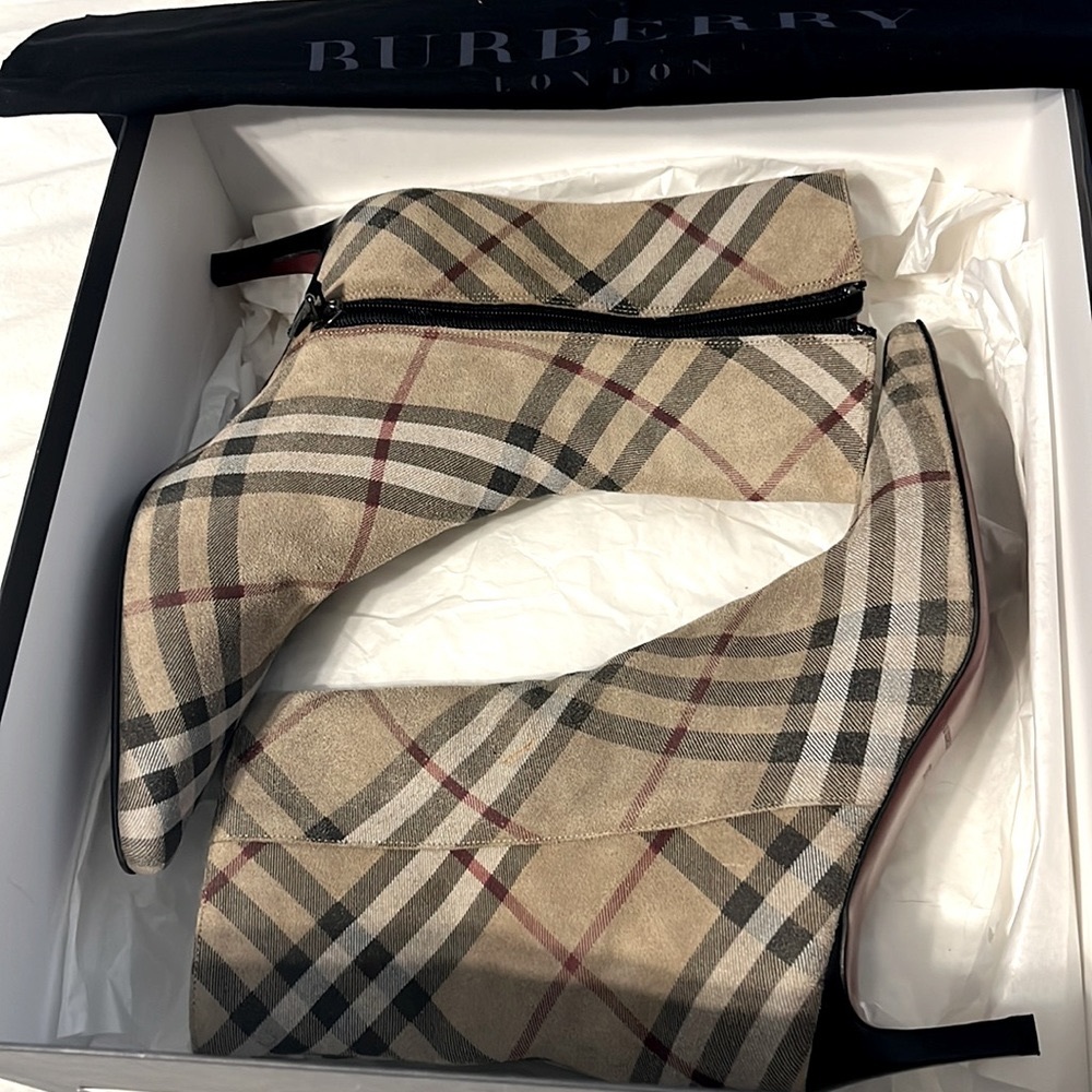 Burberry mid heel ankle boots in the vintage check print. EU Size 36